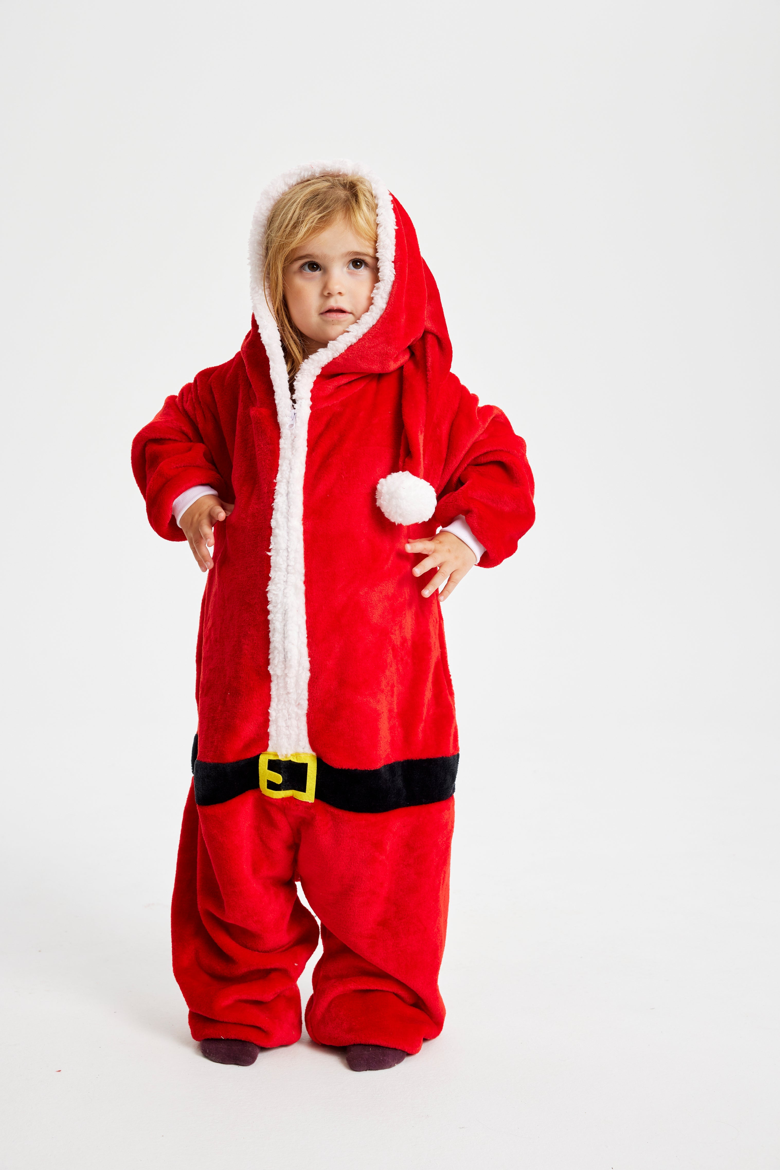 Et barn iført en julemandsjumpsuit.